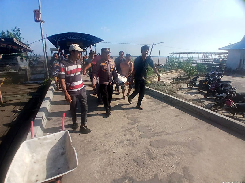 Personel Polsek Kuala Kampar dan Sat Pol Airud Polres Pelalawan melakukan evakuasi jenazah Nasrul, Sabtu (7/9) sore lalu.