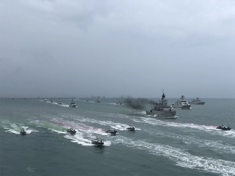 TNI AL menunjukkan armada kapal tempur mereka di Perairan Teluk Jakarta pada Selasa (10/9).