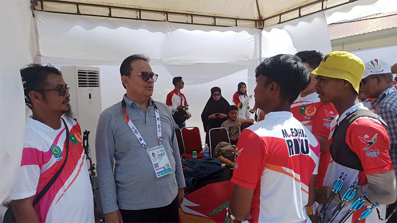 Ketua Kontingen Riau pada Pekan Olahraga Nasional (PON) XXI Aceh-Sumut 2024, Rusli Zainal didampingi Ketua Umum KONI Riau, Iskandar Hoesin saat meninjau atlet Panahan Riau