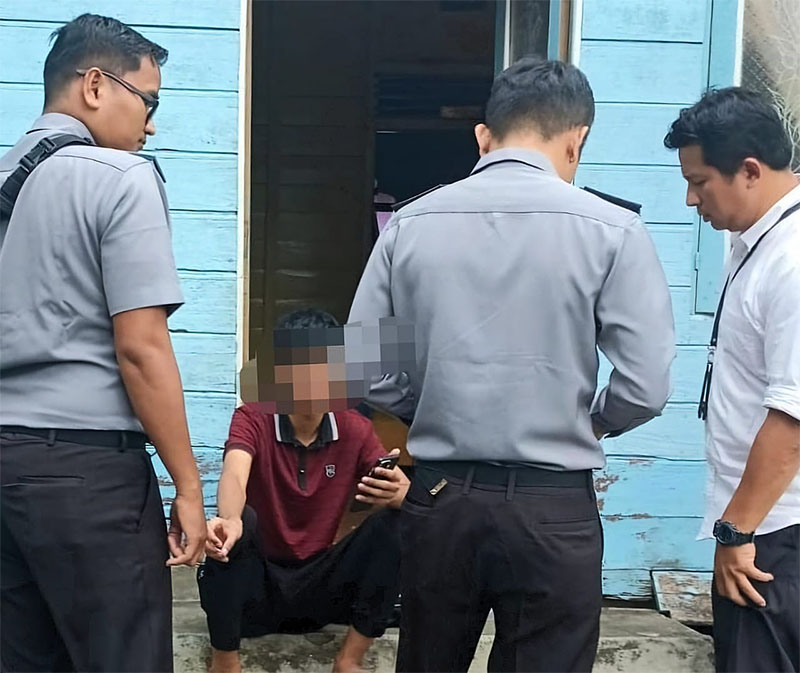 TRN (20) diamankan Imigrasi Selatpanjang Kelas II TPI Selatpanjang, karena telah melakukan tindakan meneror wanita idamannya yang berujung meresahkan masyarakat.