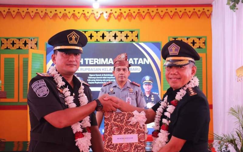 Kepala Kanwil Kemenkum HAM Riau Budi Argap Situngkir (tengah), menyaksikan serah terima jabatan (sertijab) Kepala Rutan Kelas I Pekanbaru