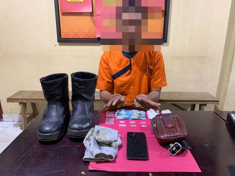 Warga Desa Pulau Kijang, Kabupaten Kuantan Singingi (Kuansing) berinisial AS alias Alex ditetapkan sebagai tersangka atas kepemilikan narkoba jenis sabu.
