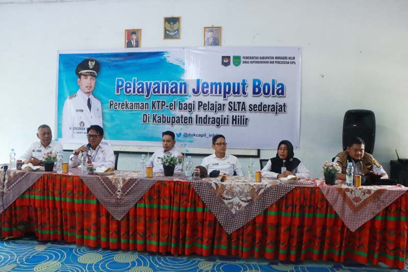 Pj Bupati Inhil H Erisman Yahya (tiga kiri) saat menghadiri pelayanan jemput bola perekaman KTP bagi pelajar di Inhil, beberapa hari lalu.
