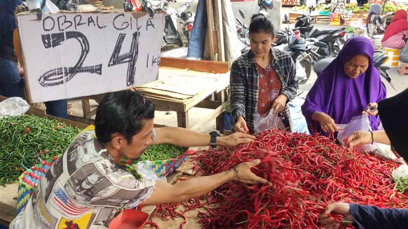 Warga berbelanja cabai merah di Pasar Jalan Teratai Pekanbaru, Senin (9/9/2024). Saat ini harga cabai merah cukup murah, Rp24 ribu per kilogram.