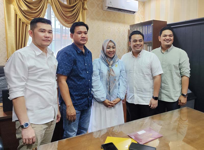 Dari kiri, anggota DPRD Pekanbaru Fraksi Nasdem Zulfan Hafiz, Aidhil Nur Putra, Linda Wati, Riski Rinaldi dan Faisal Islami foto bersama di ruang Fraksi Nasdem gedung DPRD Pekanbaru, Senin (9/9/2024).