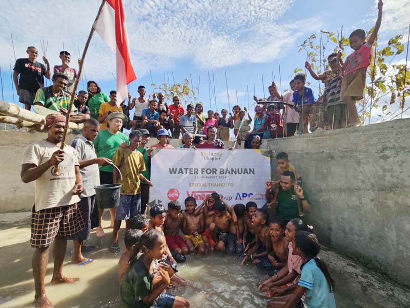Masyarakat Desa Banuan, Kecamatan Insana Fafinesu, Kabupaten Timor Tengah Utara, Provinsi Nusa Tenggara Timur (NTT) bergembira menerima bantuan pipa penyaluran air