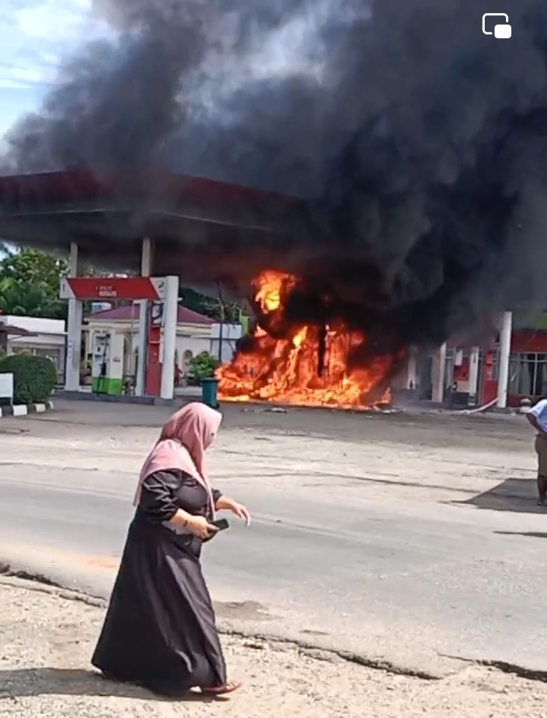 Kobaran api melalap Pompa 2 dan sebagian bangunan SPBU yang beroperasi di Desa Aliantan, Kecamatan Kabun, Kabupaten Rohul. Selasa (10/9/2024) siang.