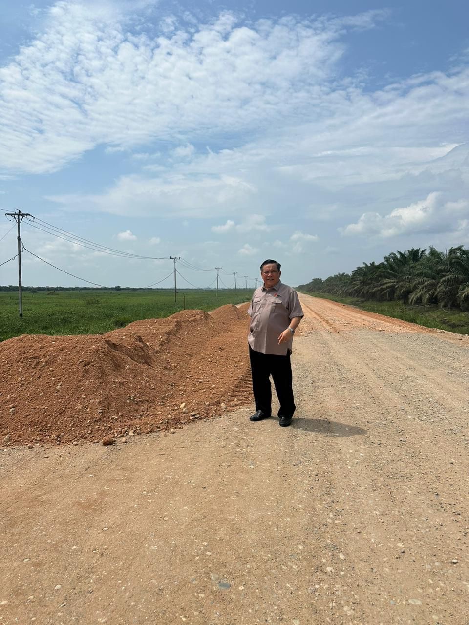 Sekda Riau SF Hariyanto meninjau Jalan Sontang yang dalam penimbunan, Senin (9/9).