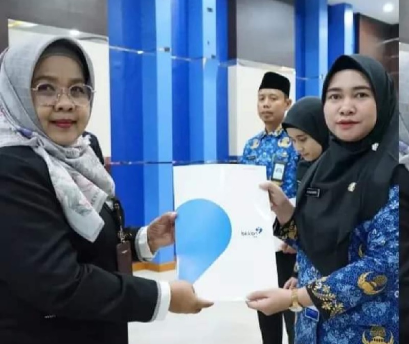 Kepala Perwakilan BKKBN Riau Mardalena Wati Yulia menyerahkan SK kepada pejabat fungsional di aula Lancang Kuning Perwakilan BKKBN Riau, kemarin.