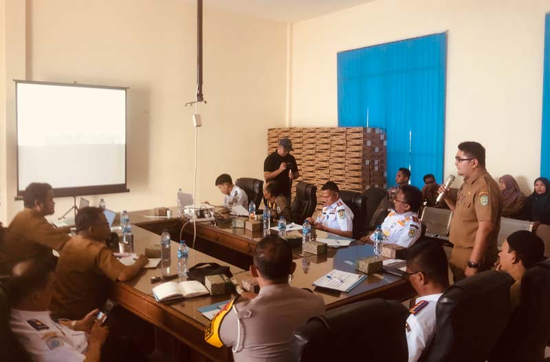 Kabid Binamarga Dinas PU Tarukim Siak Arif Aditya menyosialisasikan aplikasi Si-Lacak dalam Forum DLLAJ di  Lasdap Siak, Selasa (10/9/2024).