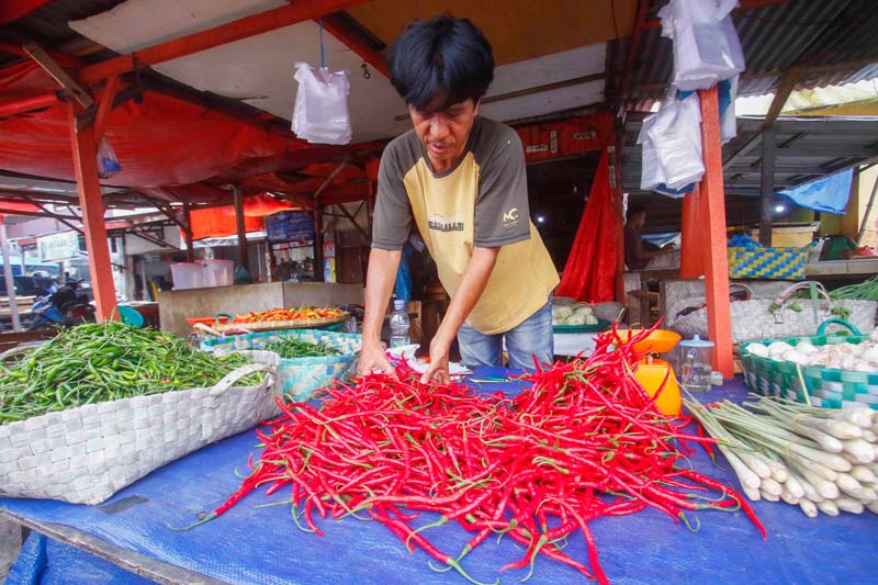 Pedagang menata cabai&nbsp;merah yang dijualnya di kios pasar Jalan Agus&nbsp;Salim, Selasa (10/9/2024).