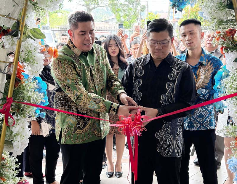 Manajemen PT VIF cabang Pekanbaru bersama direksi VIF pusat dan undangan lainnya, saat potong pita menandai grand opening kantor baru VIF Pekanbaru, belum lama ini.