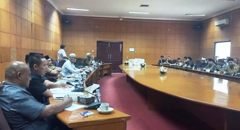 Pimpinan dan anggota DPRD Siak melakukan rapat dengar pendapat dengan penghulu, Bapekam, Kepala DPMK Arifin, Kabag Hukum Setdakab Siak Asrafli.