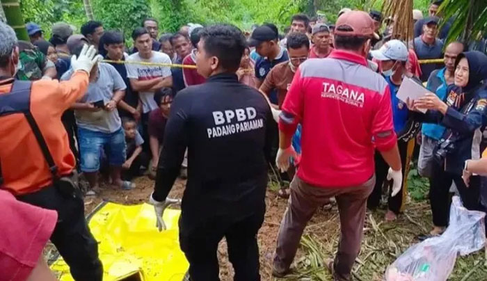 Petugas mengevakuasi jenazah Nia yang diduga tewas akibat dibunuh.