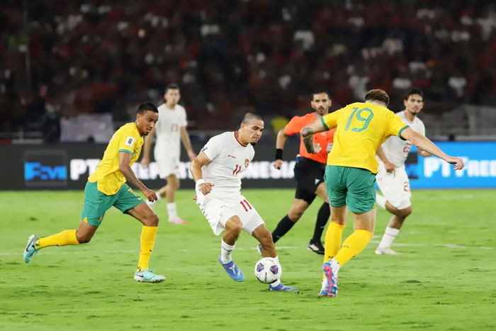 Pesepak Bola Timnas Indonesia Ragnar Oratmangoen berduel bola dengan pemain sepak bola Timnas Australia dalam pertandingan Grup C putaran ketiga Kualifikasi Piala Dunia 2026.