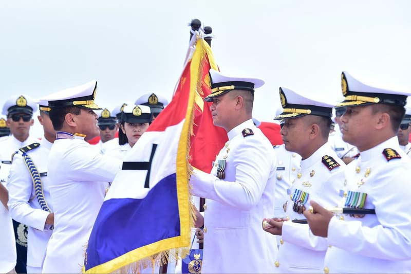 Kepala Staf TNI Angkatan Laut Laksamana TNI Dr Muhammad Ali menyerahkan Bendera Lanal Teladan kepada Komandan Lanal Dumai Kolonel Laut (P) Boy Yopi Hamel aat upacara HUT ke-79 TNI AL.