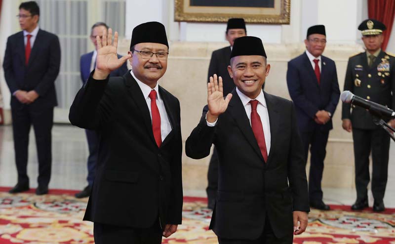 Saifullah Yusuf dan Irjen Pol Eddy Hartono melambaikan tangan usai dilantik menjadi Menteri Sosial dan Kepala Badan Nasional Penanggulangan Teroris.