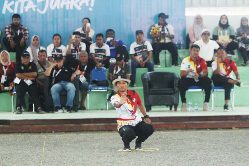 Atlet petanque Riau Siti Nur Fatiha saat menjalani pertandingan nomor single women di Sport Center Universitas Syiah Kuala Banda Aceh, Rabu (11/9/2024).