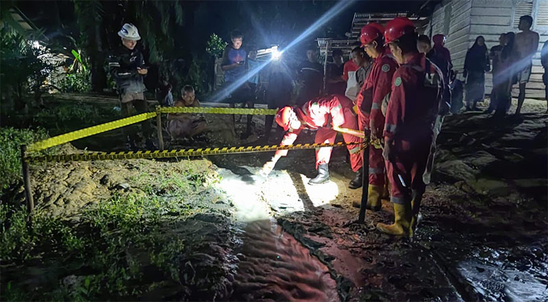 Tim Pertamina melakukan tes kandungan gas pada pusat semburan air di Desa Lambang Sari I, II, III pada Rabu (11/9/2024).