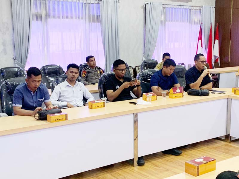 Ketua Panpel Laga Kandang PSPS Muhammad Isnaini (kanan) memberikan penjelasan kepada pihak keamanan saat rapat evaluasi laga kandang PSPS.