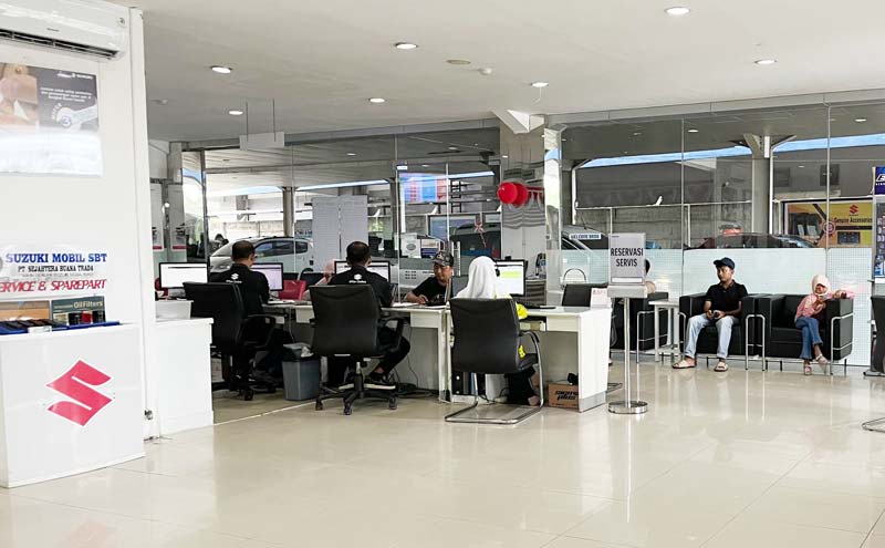 Konsumen tampak mengantre untuk melakukan perawatan unit Suzuki di PT Sejahtera Buana Trada, Pekanbaru, belum lama ini.