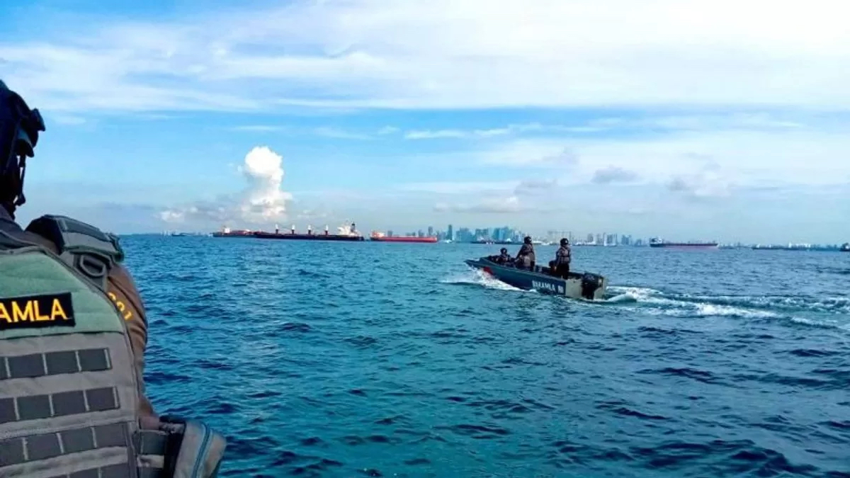 Bakamla RI mengusir lima kapal ikan berbendera Cina  yang nekat melabuhkan jangkar di wilayah pelabuhan Batam, Kepri, Rabu (11/9/2024).