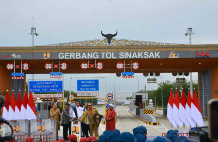 Presiden RI Joko Widodo (Jokowi) meresmikan 2 ruas tol Trans Sumatera yang berada di Sumatera Utara.