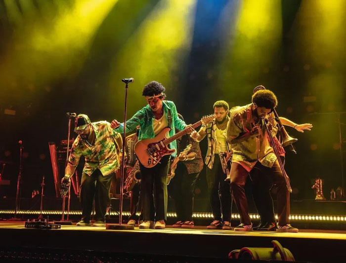 Bruno Mars gelar konser 24K Magic World Tour, penampilannya memukau penonton.