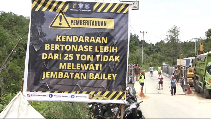 Spanduk pemberitahuan pembatasan kendaraan yang akan lewat jembatan darurat