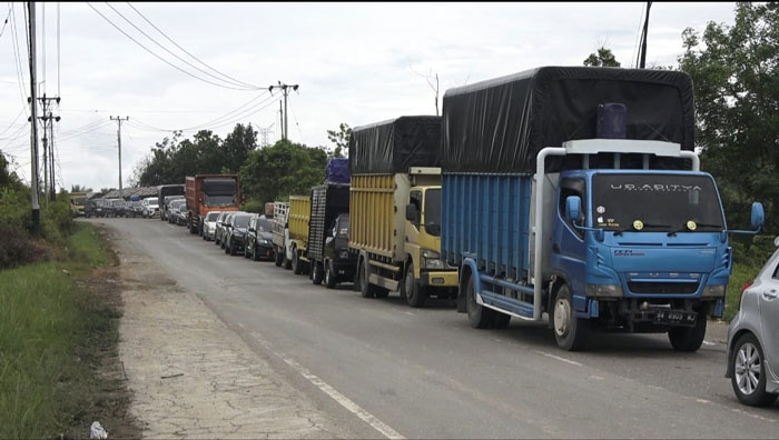 Antrean kendaraan di jalan lintas Riau-Sumbar Km 106 Desa Tanjung, Kecamatan XIII Koto Kampar, Kabupaten Kampar, Kamis (12/9/2024).
