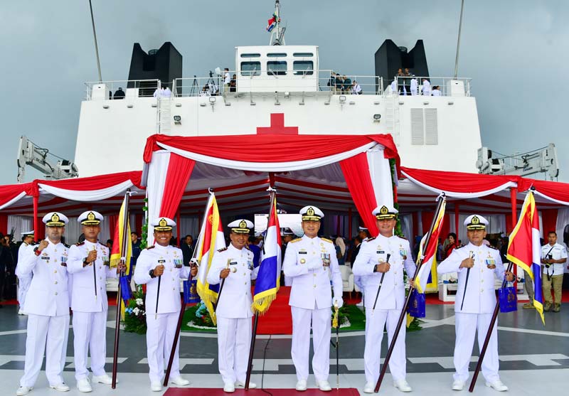Komandan Lanal Dumai Kolonel Laut (P) Boy Yopi Hamel (tiga kanan) bersama rekannya memberikan salam semangat usai upacara HUT ke-79 TNI Angkatan Laut.