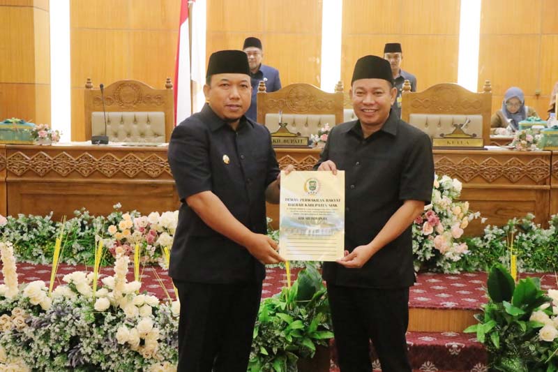 Ketua DPRD Siak Indra Gunawan menyerahkan hasil laporan Pansus BUMD kepada Wabup Siak Husni Merza di gedung paripurna&nbsp;Putri Kaca Mayang Kantor DPRD Siak.