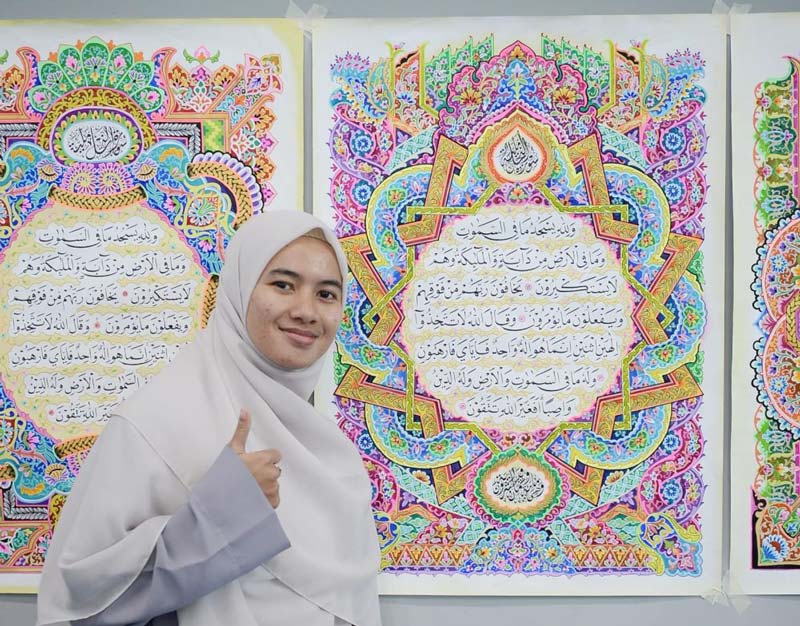 Kafilah Riau Nesa Aqila mengacungkan jempol sebelum tampil di cabang kaligrafi mushaf putri MTQ&nbsp;XX Nasional, Samarinda, Kalimantan Timur, Kamis (12/9/2024).