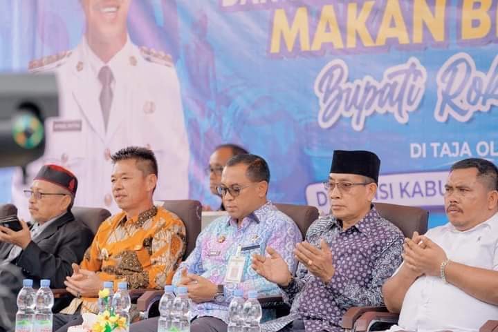 Bupati Rohil Afrizal Sintong, Sekdakab H Fauzi Efrizal dan sejumlah tokoh saat hadiri silaturrahmi bersama nelayan di Bagansiapiapi, Kamis (12/9/2024).
