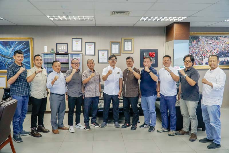 KUNJUNGAN: Ketua DPD REI Riau Elvi Syofriadi (lima kanan), dan jajaran foto bersama dengan Direktur Utama Riau Pos Ahmad Dardiri (enam kanan), dan jajaran saat kunjungan ke redaksi Riau Pos.
