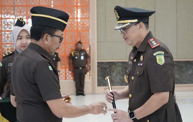 Kajati Riau Akmal Abbas (kiri) memberikan ucapan selamat kepada Sahroni yang baru dilantik sebagai Kajari Kuansing,  Kamis (12/9/2024).