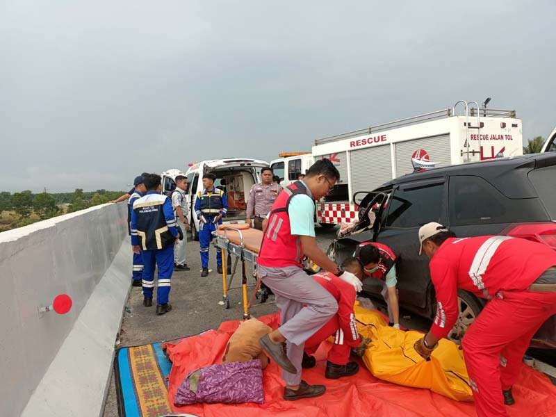 Petugas Satlantas Polres Siak saat melakukan evakuasi terhadap kendaraan yang terlibat kecelakaan, Senin (9/9/2024).