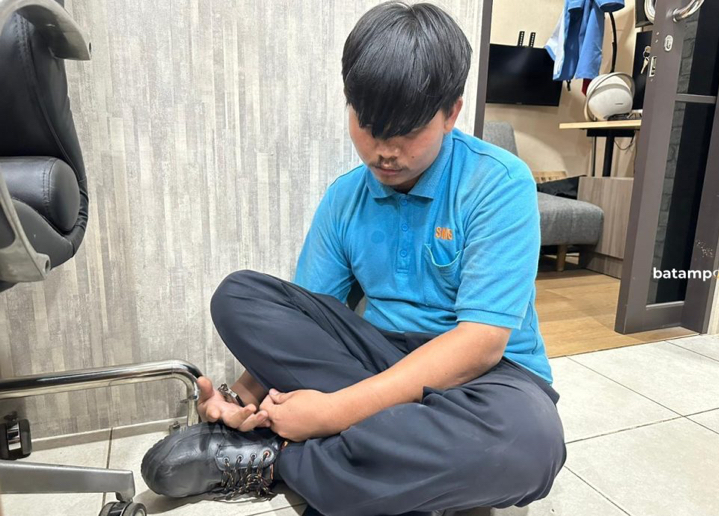 Pelaku pemerasan mantan pacar saat ditangkap polisi.