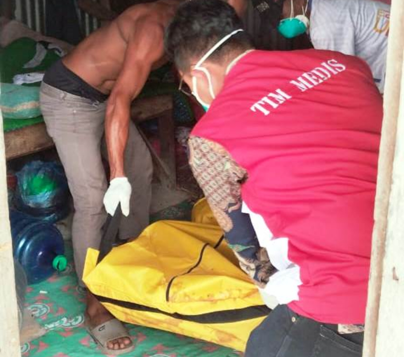 Pihak kepolisian melakukan  evakuasi korban yang ditemukan diduga bunuh diri di Kepenghuluan Tanjung Medan, Pujud Kabupaten Rohil, Kamis (12/9/2024).