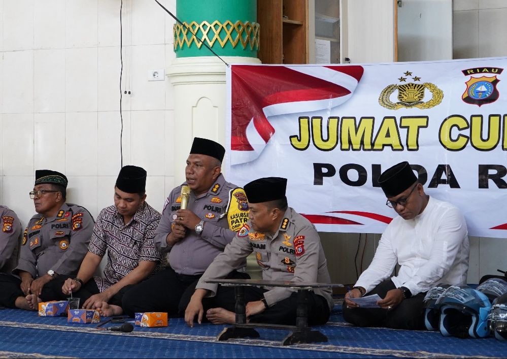 Kasubdit Kamseltibcarlantas Ditlantas Polda Riau AKBP Dasril saat berbincang dengan masyarakat di Masjid Paripurna An Najjah, Jalan Sakuntala, Kelurahan Tangkerang Utara, Kecamatan Bukit Raya.