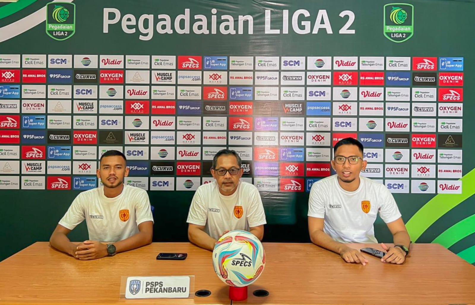 Konfresi Pers : Konfrensi pers pelatih PSPS Pekanbaru, Aji Santoso (tengah) jelang laga menghadapi Bekasi FC. Di Media Center Stadion Kaharuddin Nasution Rumbai. Jumat (13/9/2024).