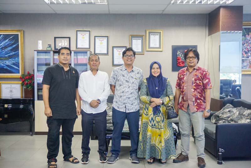 Bakal Calon Wali Kota Pekanbaru Ida Yulita Susanti (dua kanan) foto bersama Direktur Utama Riau Pos Ahmad Dardiri dan jajaran.