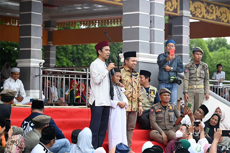 UAS bersama bakal calon gubernur Riau Abdul Wahid saat tablig Akbar di Kuansing, Sabtu (14/9).