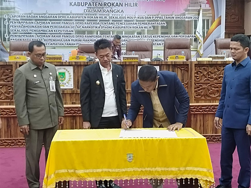 Wakil ketua DPRD Rohil Hamzah menandatangi nota kesepakatan rancangan perubahan KUA PPAS Rohil Tahun Anggaran 2024.