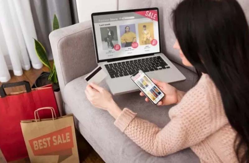 Pemerintah mencatat penerimaan pajak sektor usaha digital senilai Rp27,85 triliun. Foto seorang perempuan yang sedang berbelanja online.