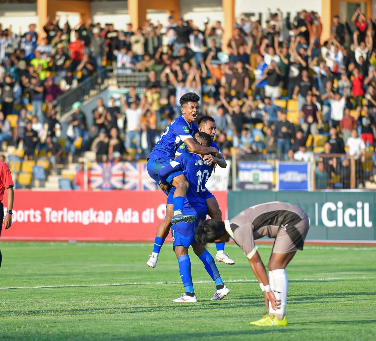 Striker PSPS Pekanbaru Jhon Mena dipeluk rekannya usai tim Asykar Bertuah berhasil mengalahkan Persikabo 1973 pada laga perdana kompetisi Liga 2 Indonesia, di Stadion Rumbai, Sabtu (7/9/2024) lalu.