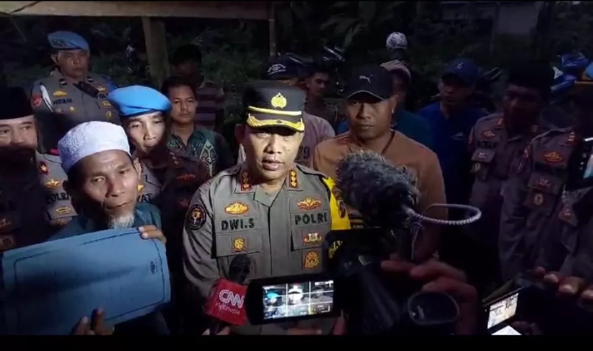 Kabid Humas Polda Sumbar Kombes Pol Dwi Sulistyawan saat memberikan keterangan perkembangan kasus pembunuhan Nia Kurnia Sari di 2x11 Kayu Tanam, Padangpariaman, kepada awak media, Jumat (13/9/2024).