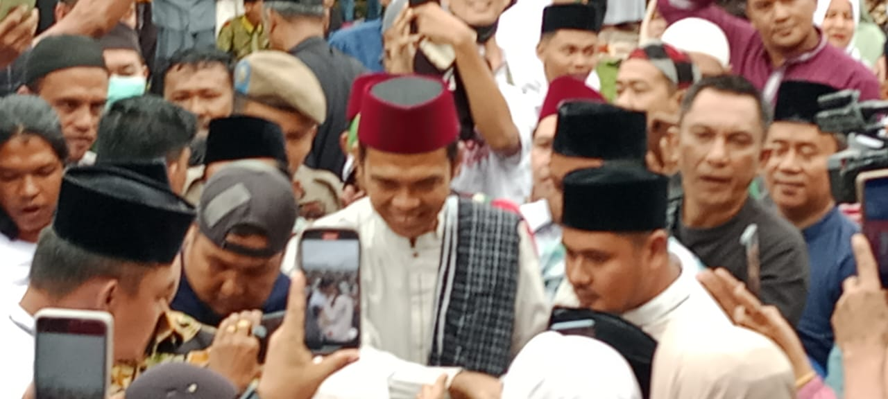 Ustadz H Abdul Somad mengisi tausiyah dalam tabliq akbar peringatan Maulid Nabi Muhammad SAW di Lapangan Limuno Teluk Kuantan Kuansing