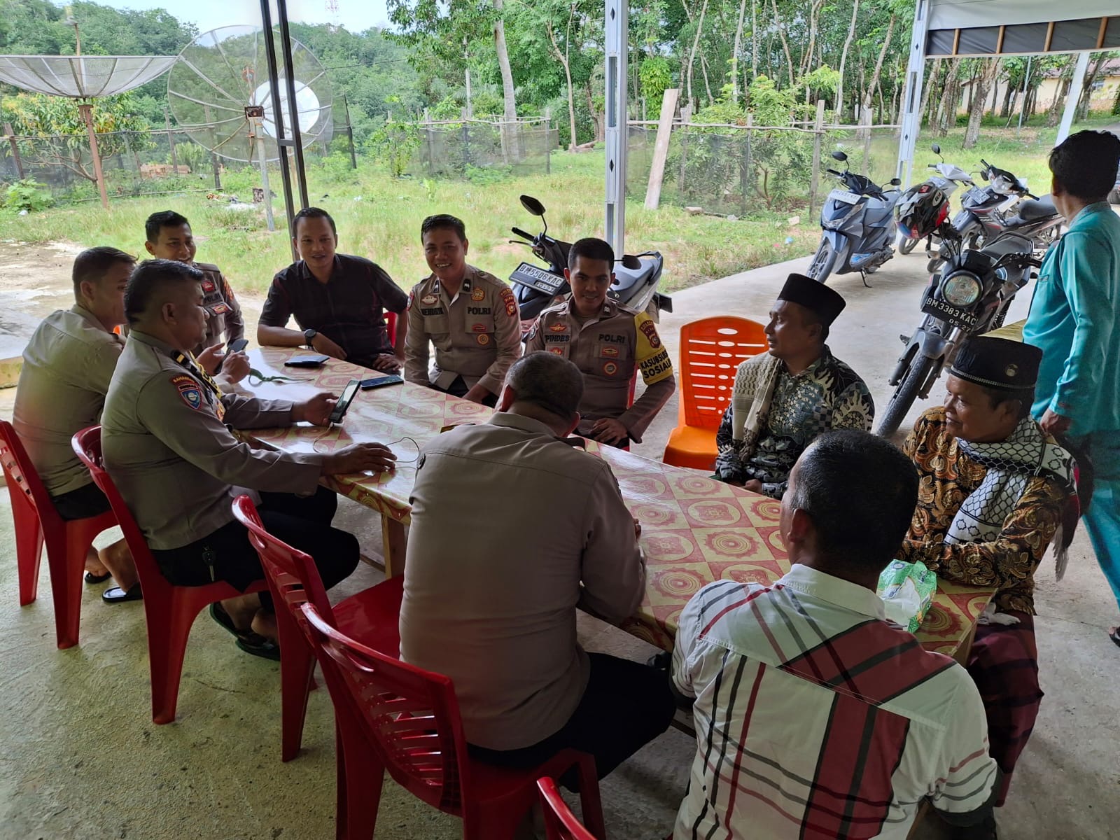 Kasat Binmas Polres Kuansing AKP H Yuhelmi memberi penyuluhan pada masyarakat untuk menjaga kamtibmas menjelang Pilkada 2024, Sabtu (14/9/2024).