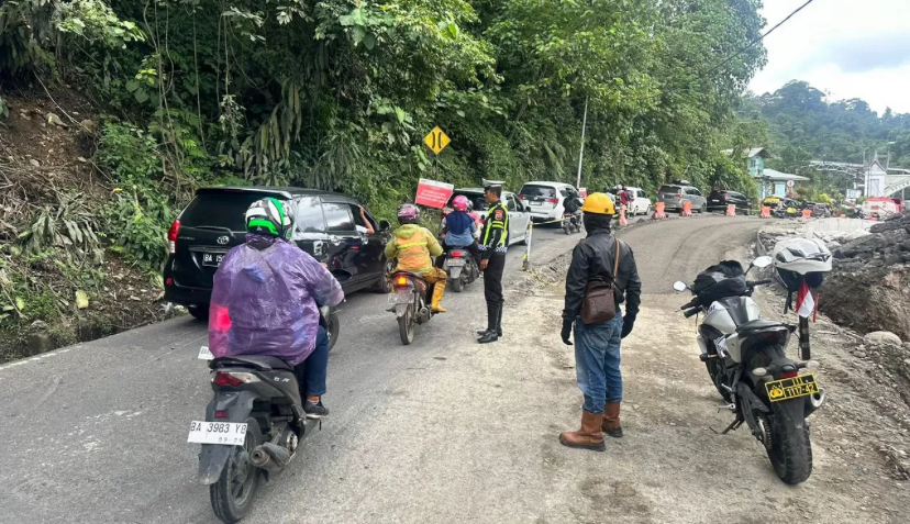 Sistem buka tutup diberlakukan di kawasan Lembah Anai. Momen libur panjang membuat volume kendaraan meningkat di kawasan tersebut, Sabtu (14/9).